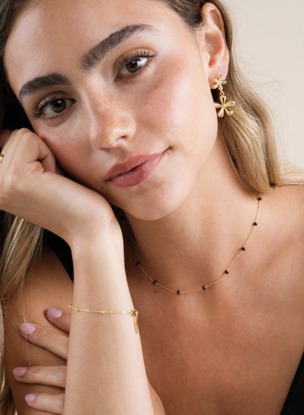 JaxKelly - Wholesale Hangende/ronde oorbellen - Double Daisy - Gouden oorbellen2