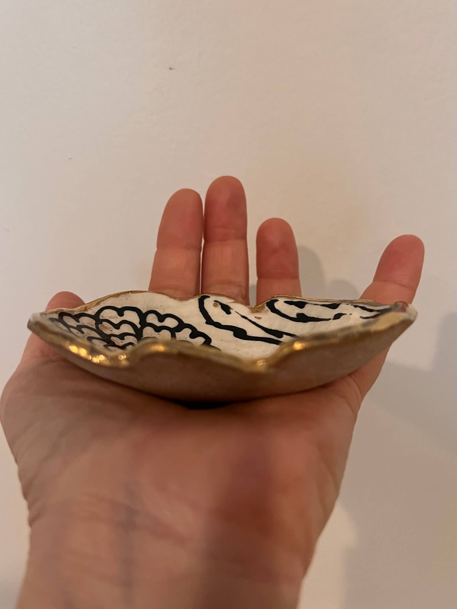 Hsieh Clay SF – wholesale Smyckesfat – Handgjord blommformad keramisk smyckesskål 4" med 22K dekoration7