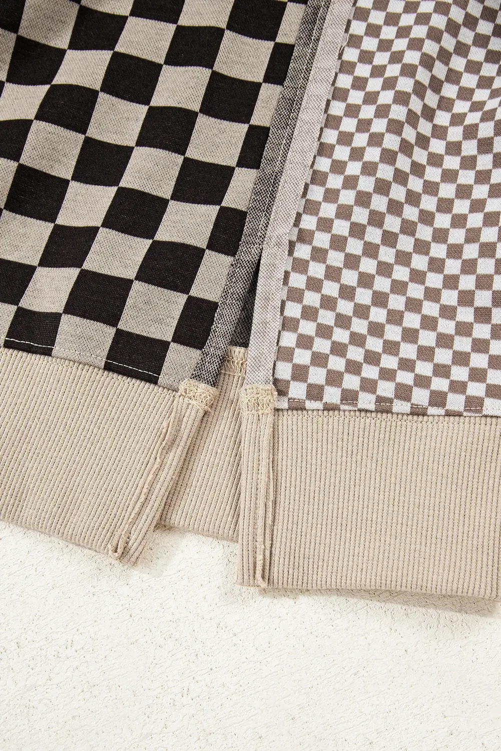 Kaki Haut décontracté à motif patchwork à carreaux mixtes, asymétrique. en vente sur Faire6