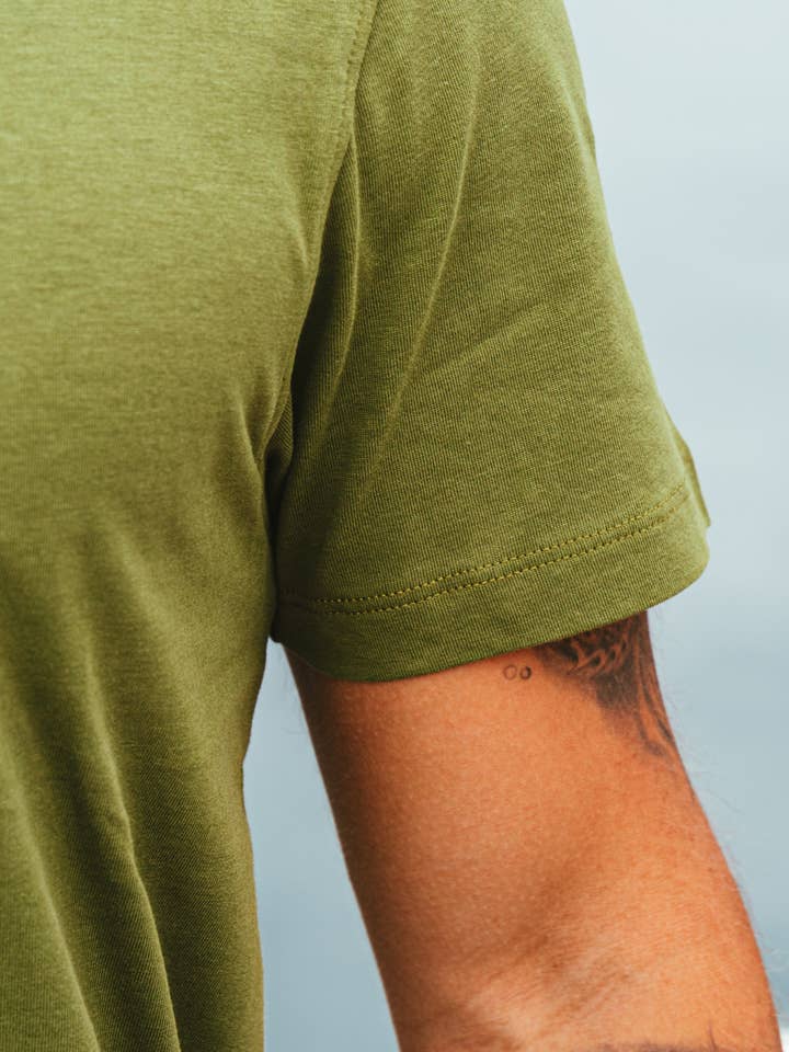 West Path – T-shirt – Homem por atacado – T-shirt Homem Algodão Biológico - Olive - Classic Crew Tee
