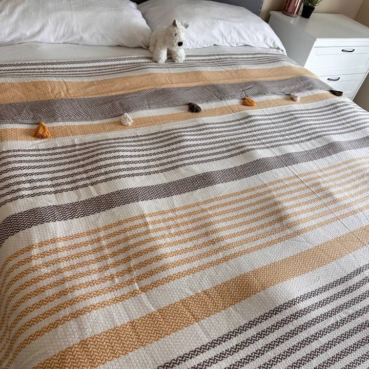 Basic Layers - Wholesale Deken - KATOENEN BRUINE POM POM SPREI6