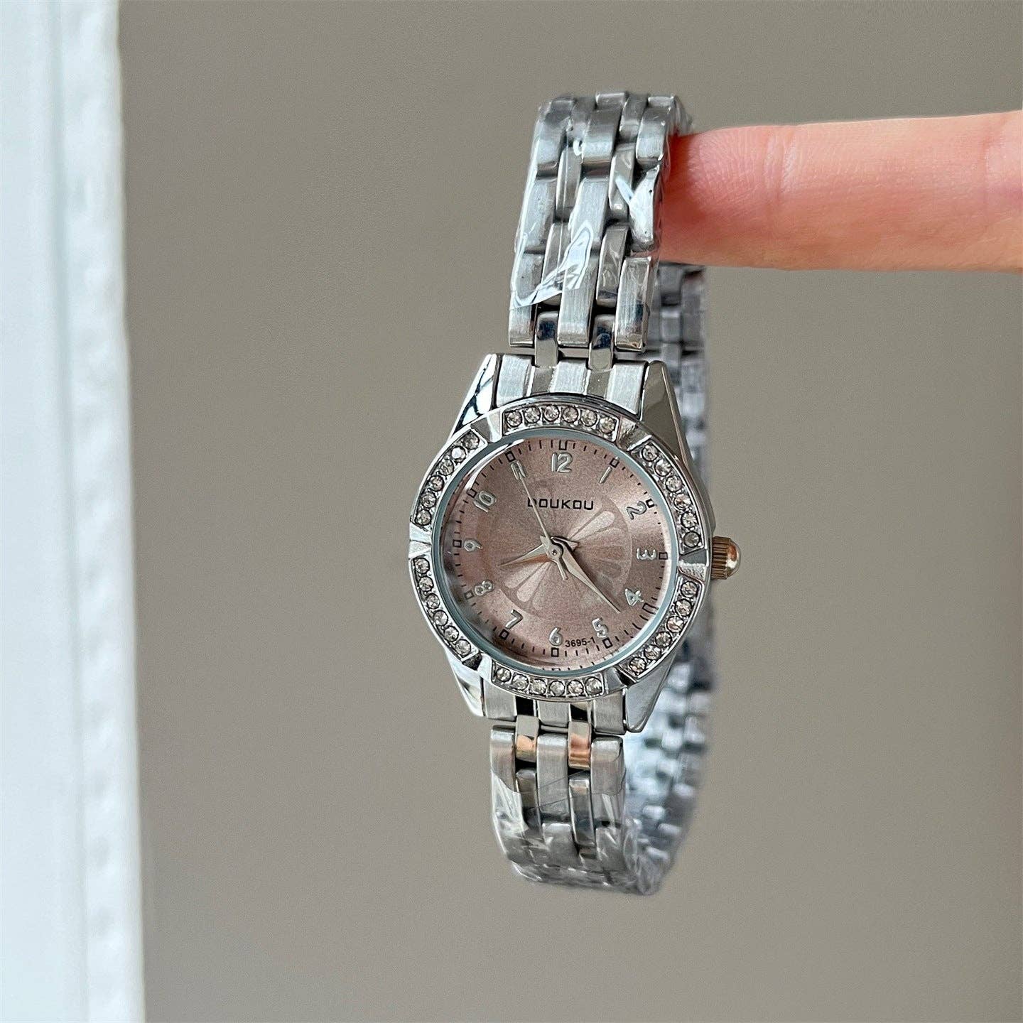 Dipped Shop – wholesale Wrist watch – Women's – Rhinestone Round Dial Chic Quartz Watch DP25F7545