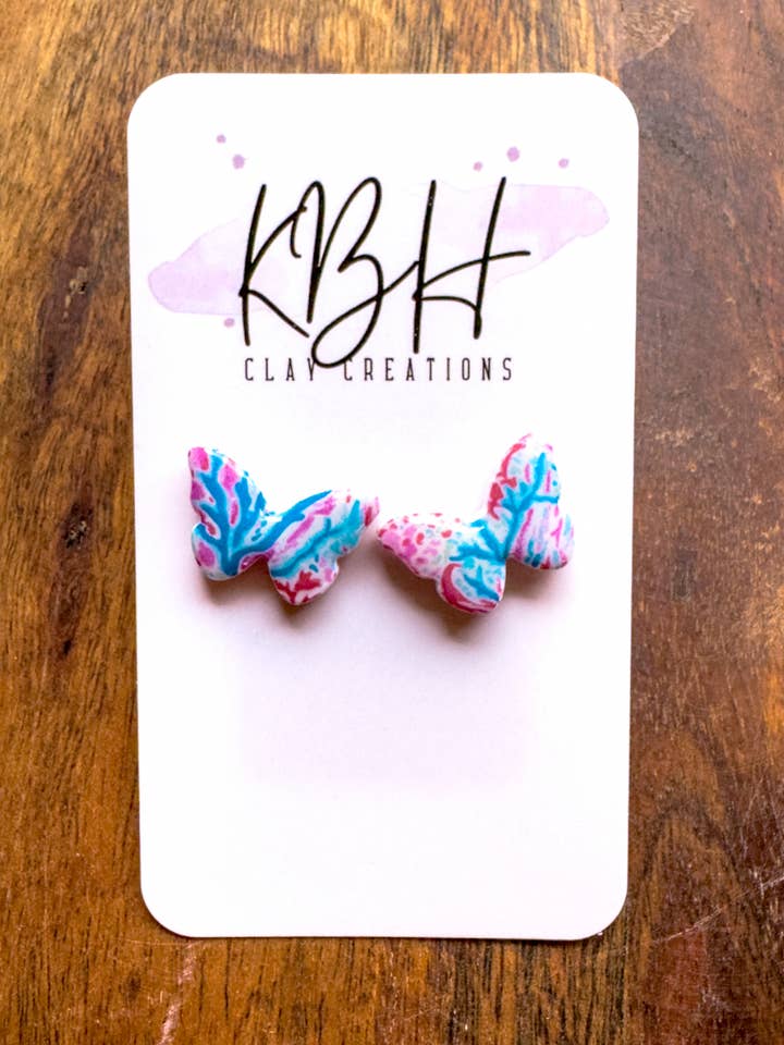 Preppy korallfärgad fjäril stud örhängen i handgjord lera för wholesale av KBH CREATIONS