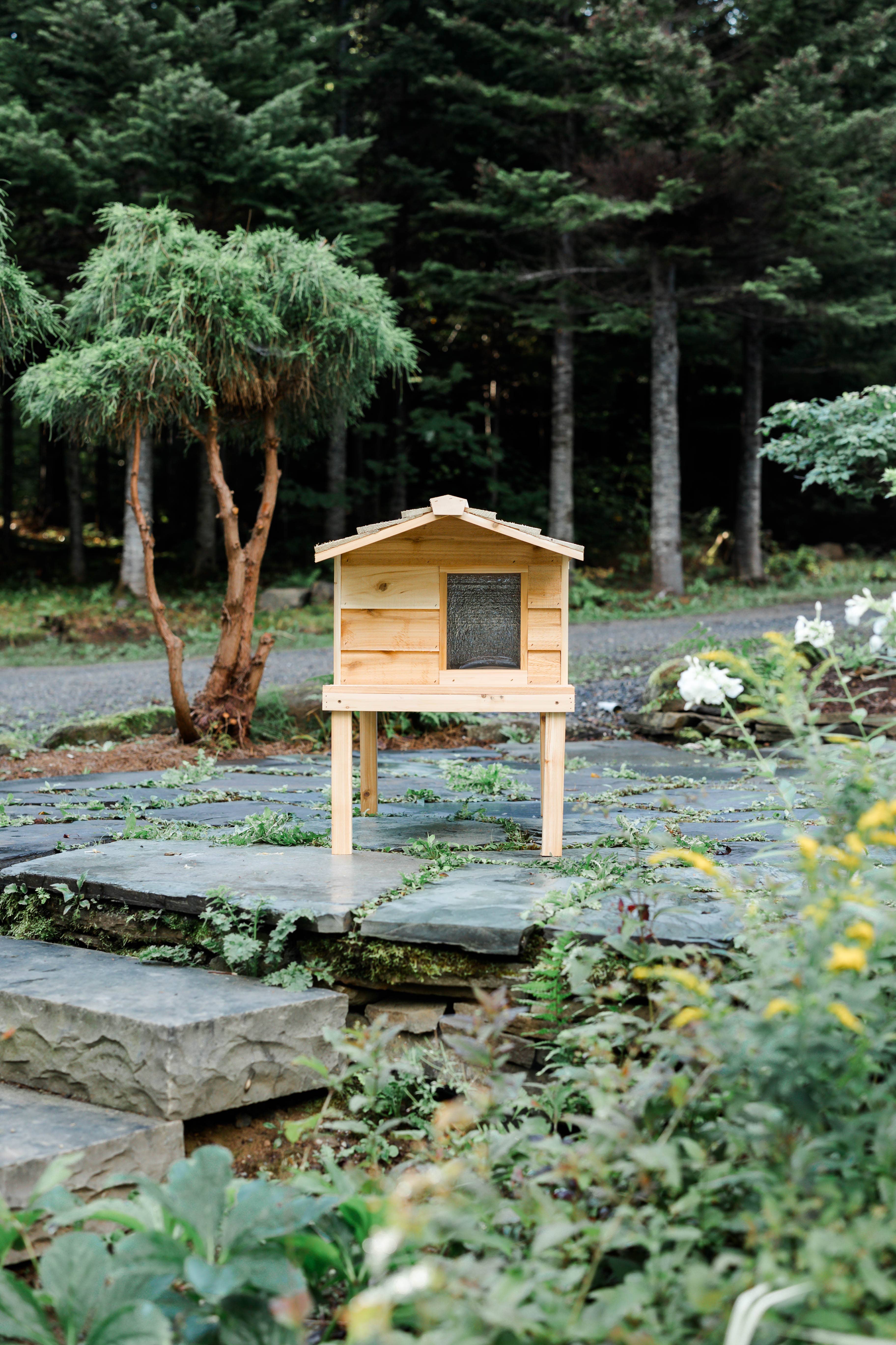 UnderCover Pet Houses - Vente Panier – chat et chien - Grande maison pour chat d'extérieur avec terrasse et toit prolongé4