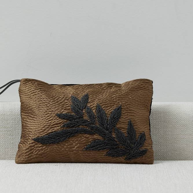 Pochette in rafia di seta dorata martellata per la vendita all'ingrosso da parte di LEÏLAH