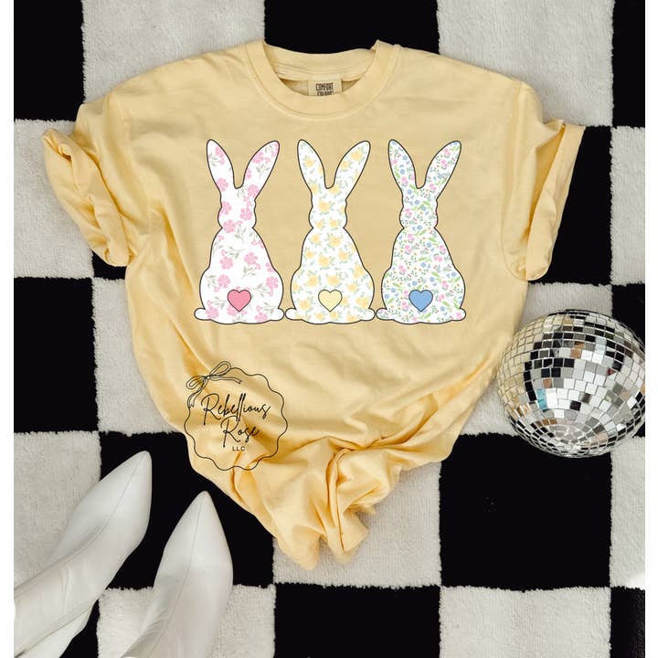 T-shirt graphique de Pâques avec lapins pastel pour la vente par Rebellious Rose LLC