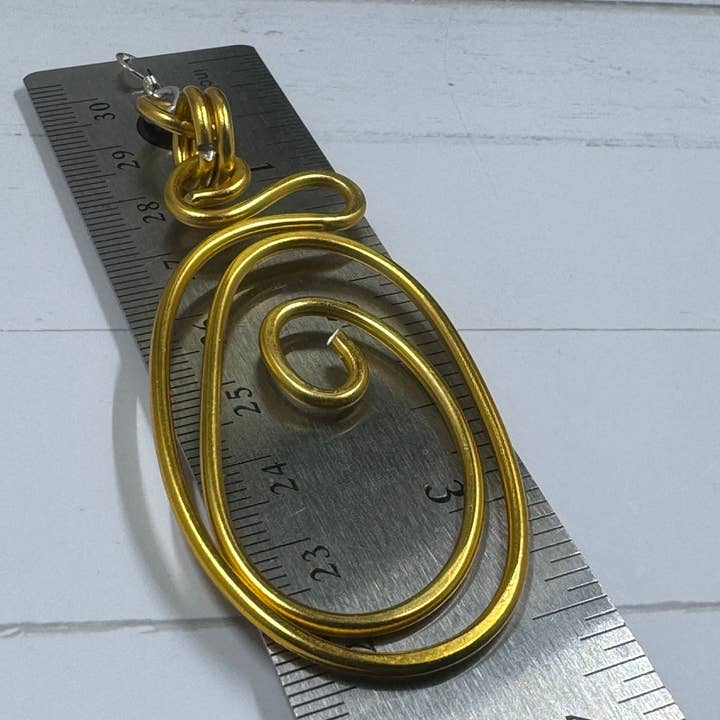 Jewelry With Me - Vendita all'ingrosso Orecchini pendenti - Orecchini astratti in filo di alluminio dorato con filo auricolare in argento sterling4