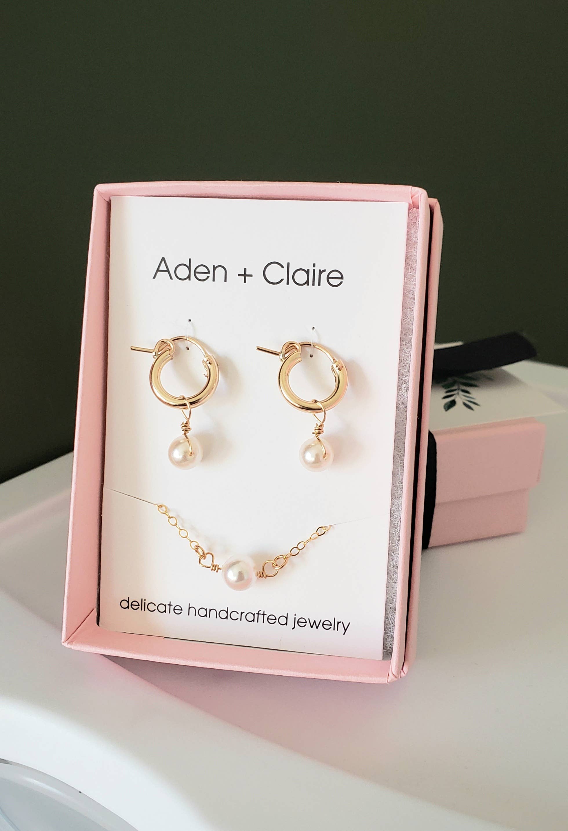 Aden + Claire Jewelry - Vente Petits anneaux - Boucles d'oreilles Huggie dorées avec perles4