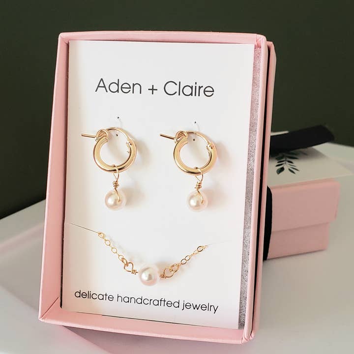 Aden + Claire Jewelry - Vente Petits anneaux - Boucles d'oreilles Huggie dorées avec perles4