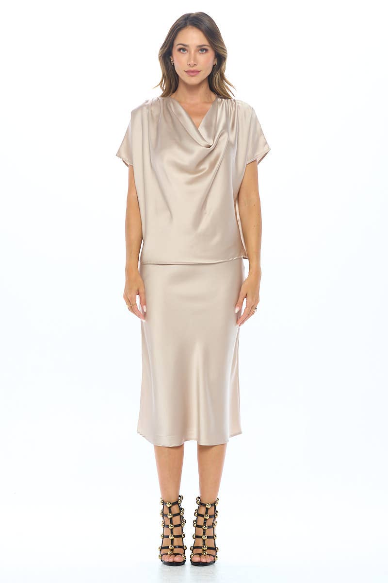 BEIGE Top a maniche corte con collo ad anello in raso made in USA in vendita all'ingrosso su Faire5