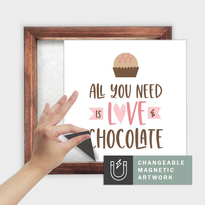 Magnetisk sæsonbestemt dekoration til udskifteligt skilt (medium): Kærlighed og chokolade | Valentinsdag & forår | Magnetisk skiltblank sælges separat for engroshandel hos Simpler Seasons Decor