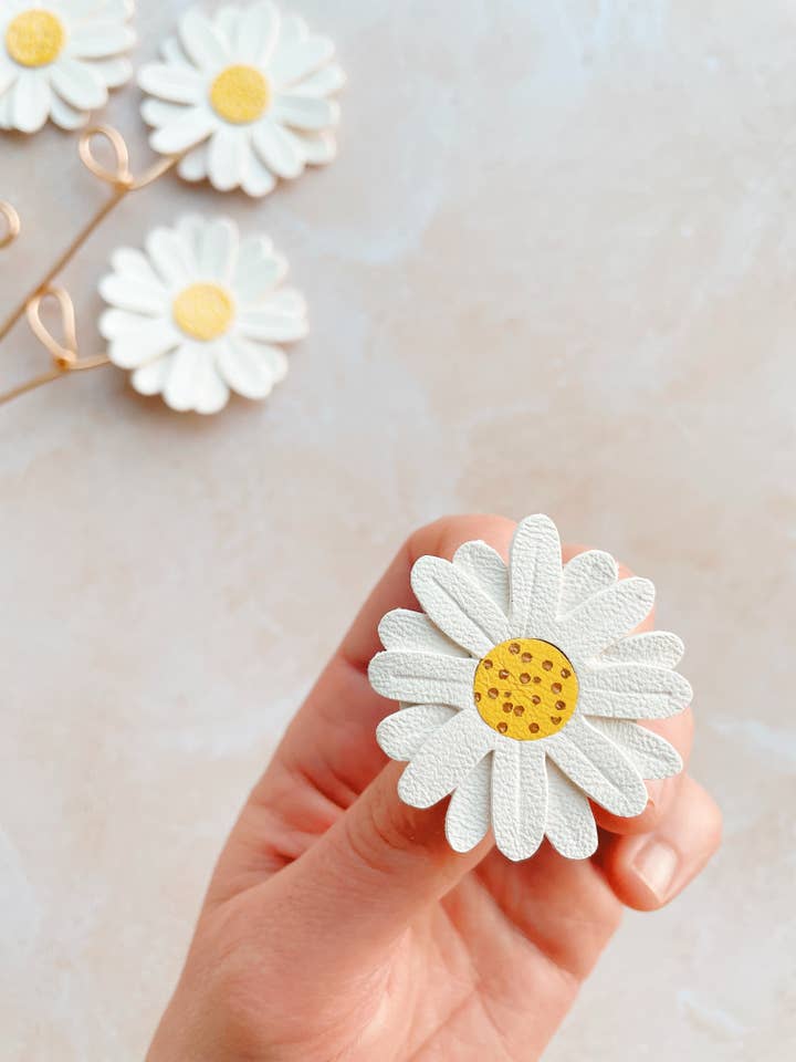 Handcrafted daisy brooch, flower in upcycled leather for wholesale by du vent dans mes valises