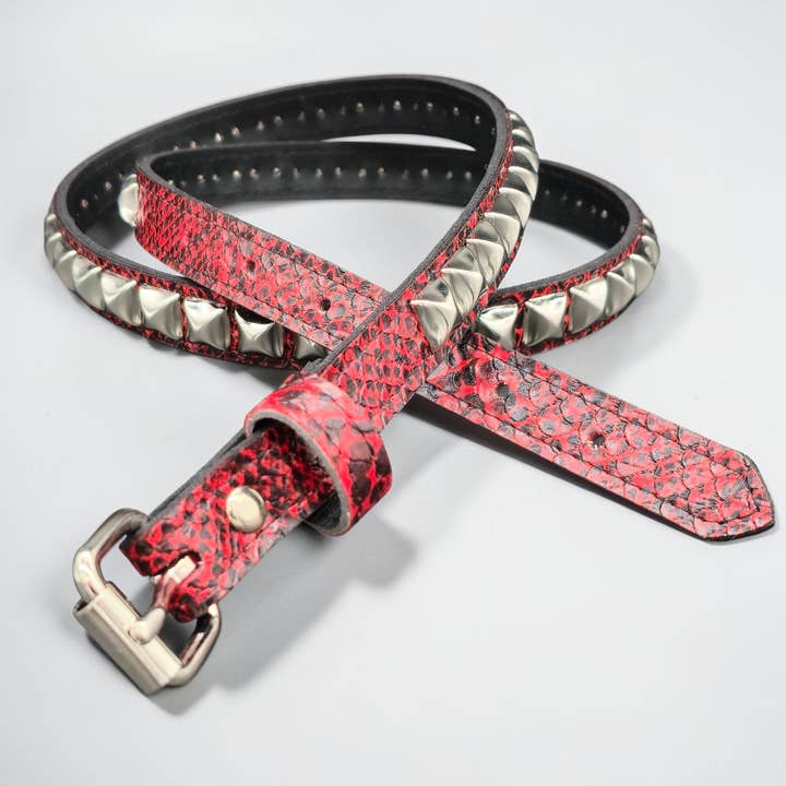 BT134SNK-RED RØD SLANGE 1 RÆKKE PYRAMIDE NITTET BÆLTE for engroshandel hos Funk Plus