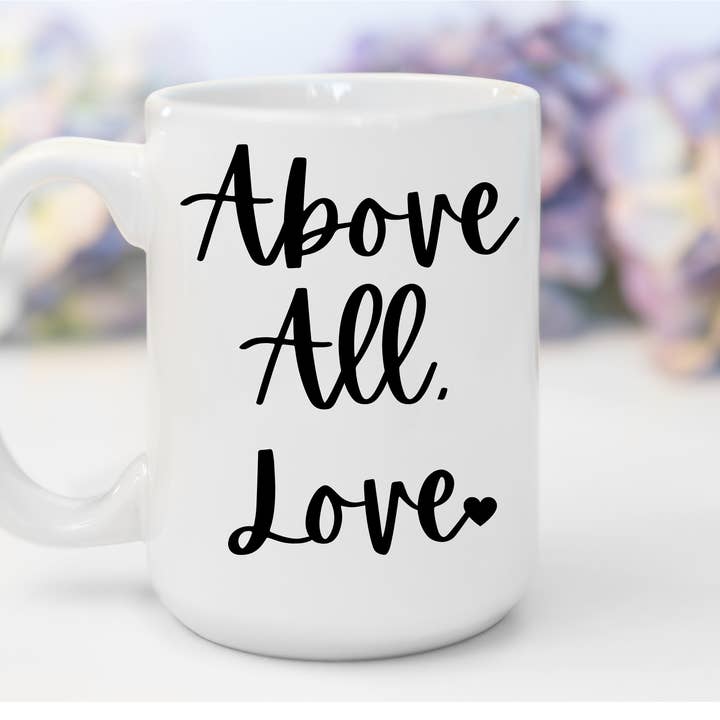 „Over alt, kærlighed“ hvid glans keramisk krus 15 oz | Jesus Collection af Love Tiffany for engroshandel hos LOVE TIFFANY