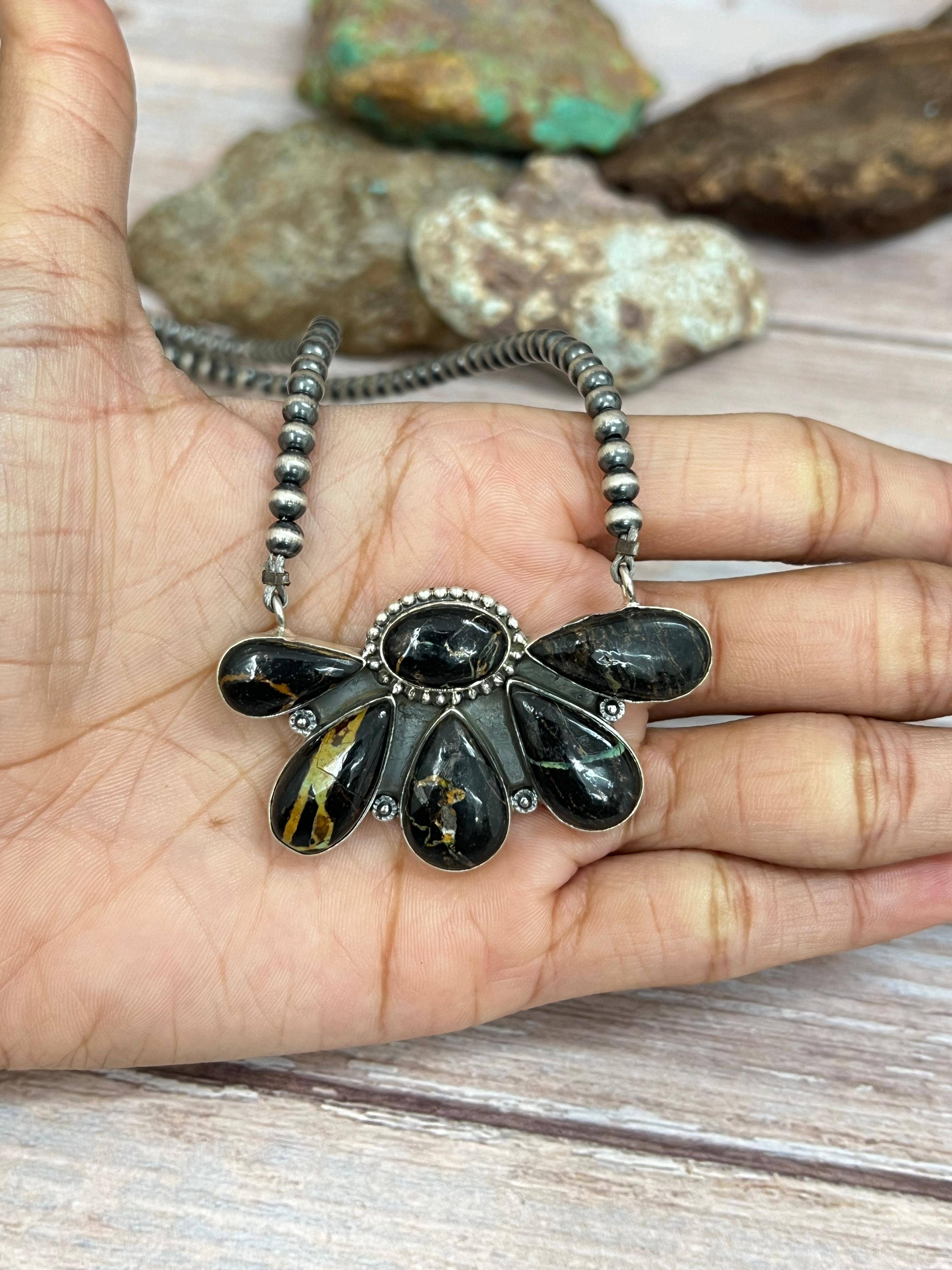 Nizhonitradersllc - Vendita all'ingrosso Collane di perline/perle - Collana artigianale in argento sterling con perline di turchese Blackjack firmata Nizhoni.2