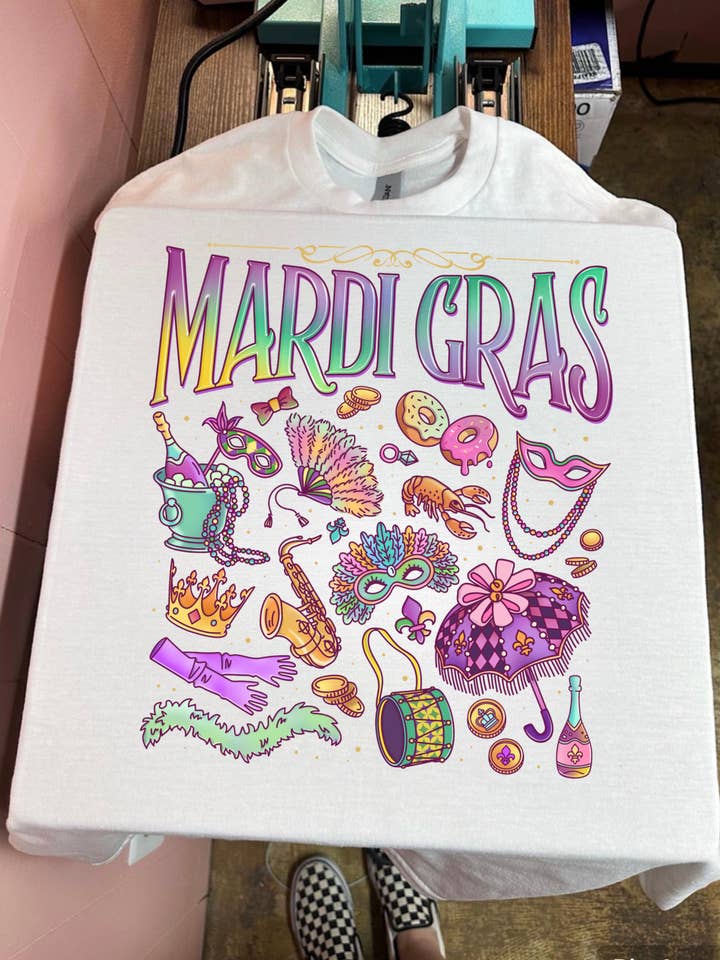 Mardi Gras Collage T-shirt of Sweater voor wholesale door Gunpowder and Glam Boutique