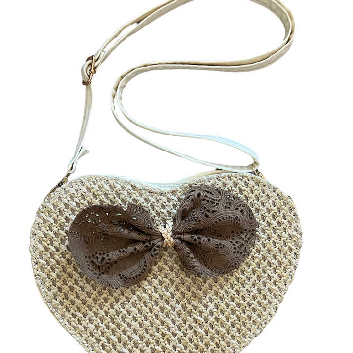 Borsa marrone a forma di cuore in pelle e paglia con fiocco laser per la vendita all'ingrosso da parte di ILLYTRILLY