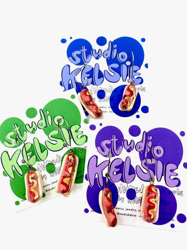 Porseleinen oorbellen met hotdog voor wholesale door Studio Kelsie