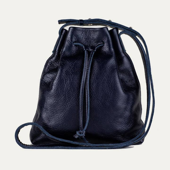 Mini schoudertas | Marineblauw leer + gouden hardware voor wholesale door Paulyjen