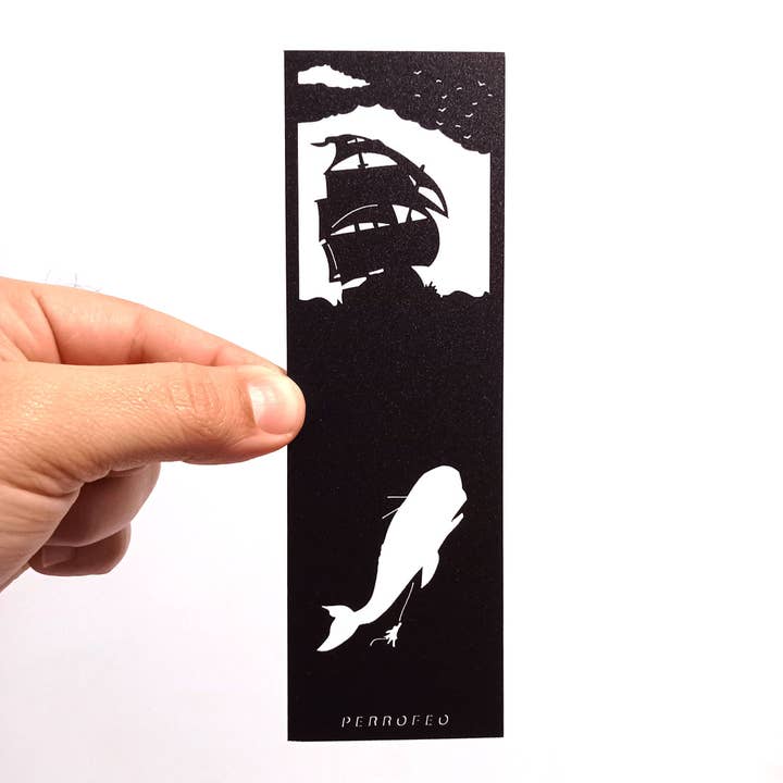 Segnalibro intagliato al laser Moby Dick per la vendita all'ingrosso da parte di Perro Feo Workshop