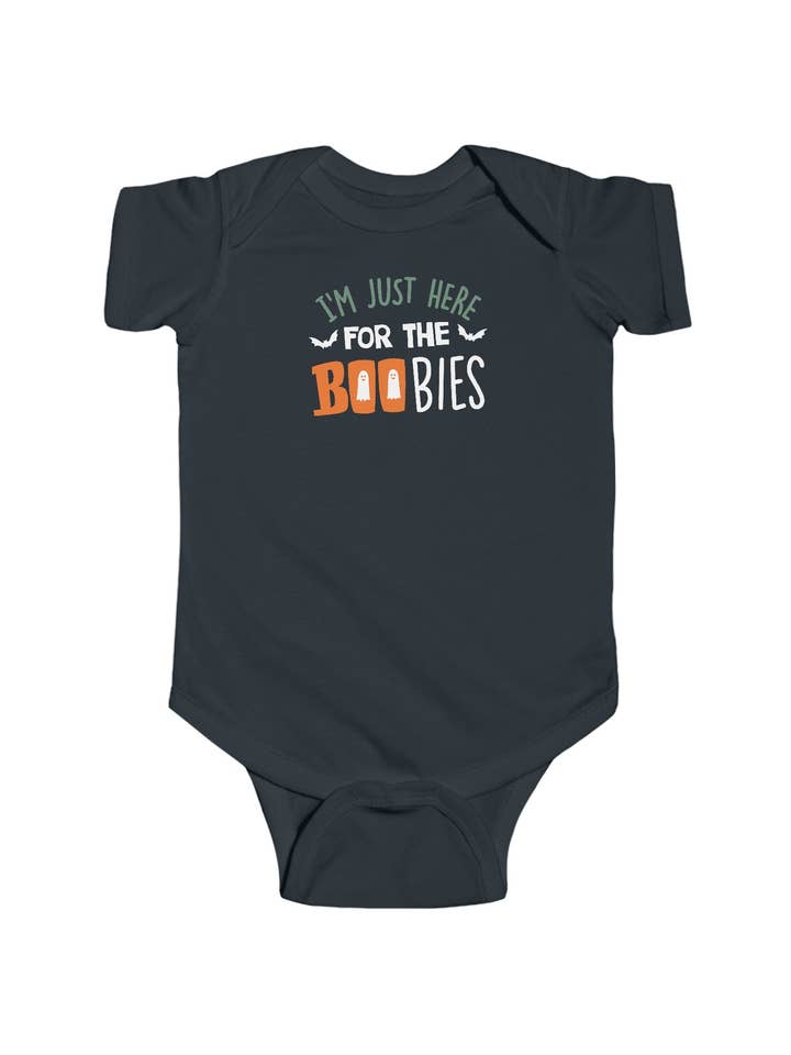 Grappige baby-onesie: ik ben er gewoon voor de tieten - schattig rompertje voor wholesale door Inklusive Printing, Designs & More