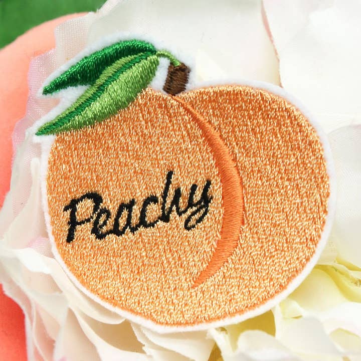 Peachy Peach perzikfruit geborduurde strijkpatch voor wholesale door Project Pinup