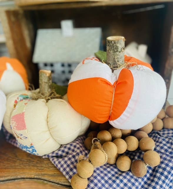 A Gnome on the Roam - Vente Décorations de table - Citrouilles en tissu faites à la main dessus de courtepointe vintage 7" décoration d'automne5