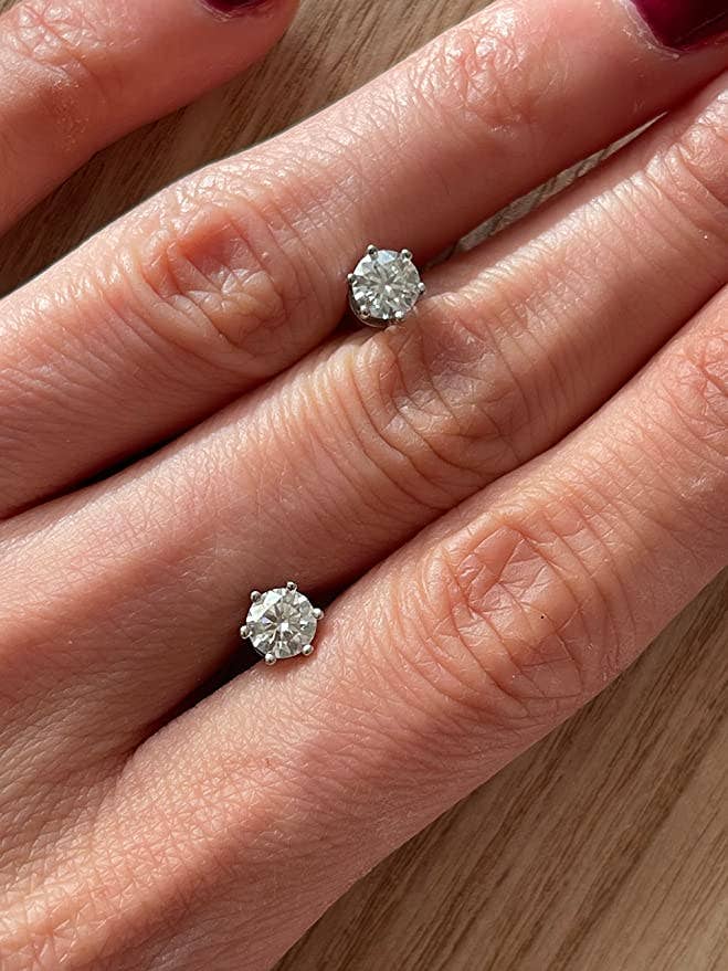 Moissanite örhängen med rund briljantslipning (1 karat) för wholesale av Auroradia