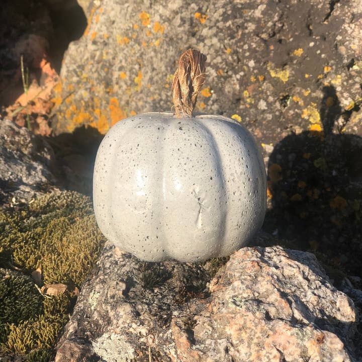 Concrete Resurrection Studios – wholesale Dekorativt bordsobjekt – Unika handgjorda dekorativa betongpumpor 4 ”och 5 ”Tall