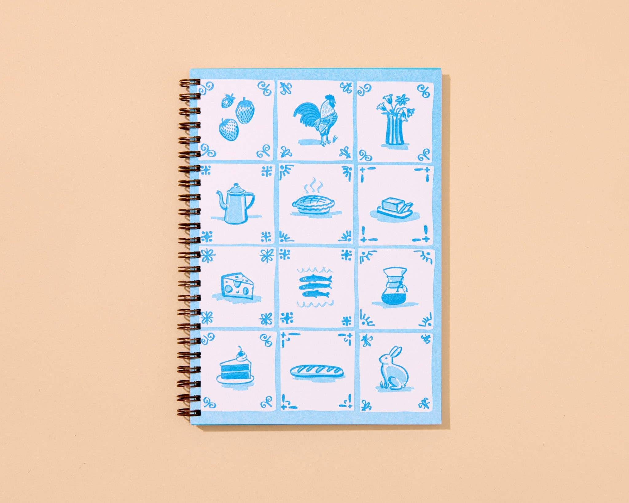 And Here We Are – Engroshandel Notesbog – A5 spiralnotesbog med delft-flisemønster - lavet i USA - fransk, cottagecore, middelhavsinspireret, hyggelig - opskriftbog, husgave, skolestartsgave, julegave2