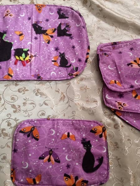 Ensemble de nappes Moth-Witch, belle décoration, LXC9 pour la vente par BLUE RIBBON ORNAMENTS
