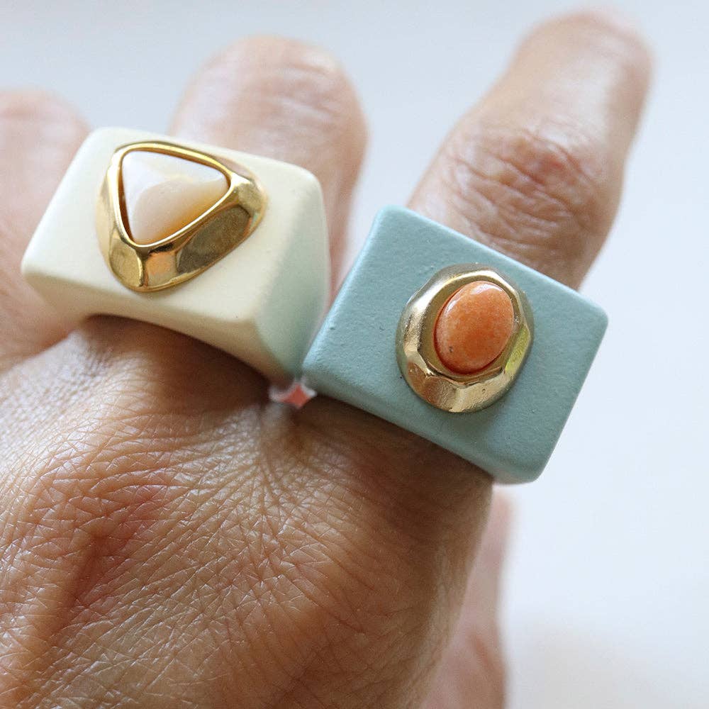 ÉMOLO – wholesale Cocktail/statement ring – Beige large costume jewelry rings with natural mother-of-pearl stone5