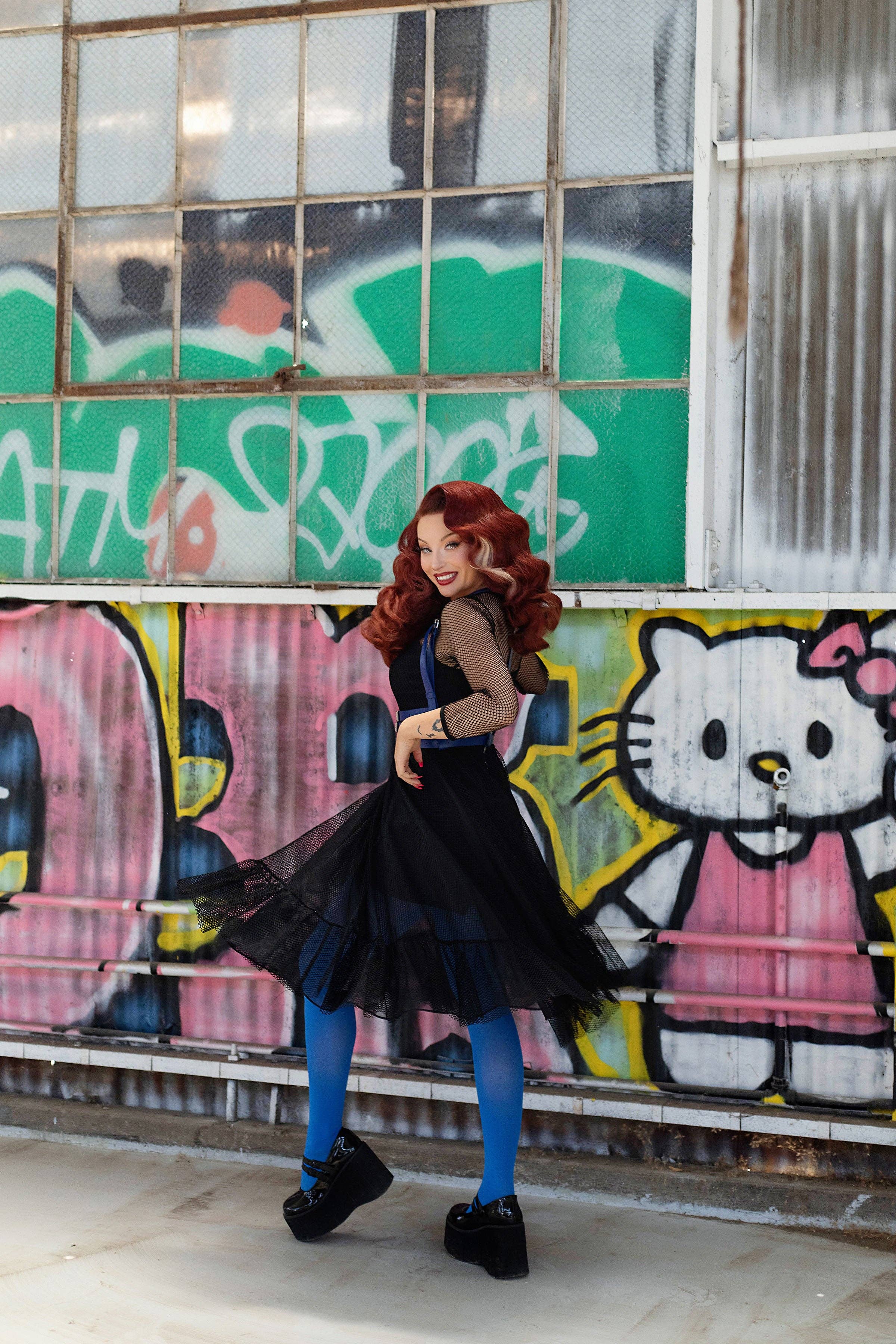 Weasel Wear – wholesale Klänning - Dam – Drastik Fisknät Volangklänning med Inbyggd Romper - Svart Fisknät Maxi med Volangkant & Hjärtformad Romper (Retro Rebellion Edition)6