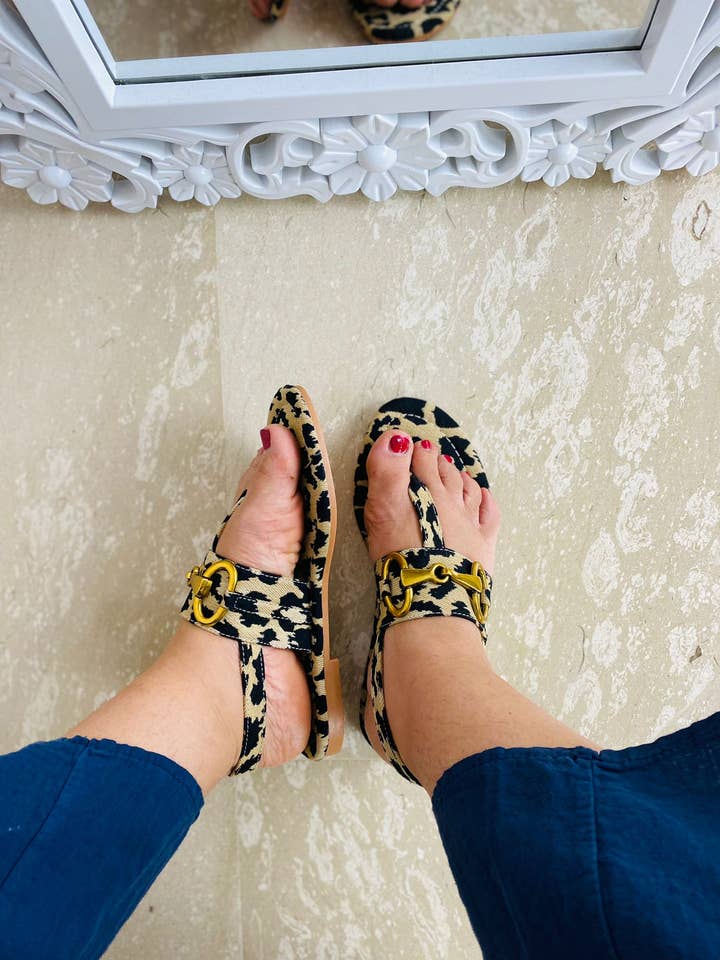 Chinelos com Estampa Animal e Fivela Dourada por atacado de Vera Shop