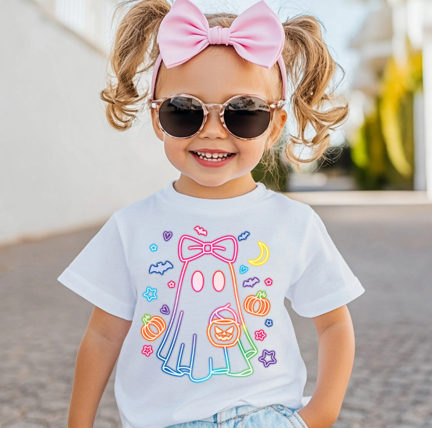 AvaryMaeInspirations – Großhandel T-Shirt mit Siebdruck – Kinder – Neon-Geistermädchen Halloween T-Shirt, Kürbisse0