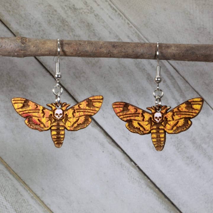 Boucles d'oreilles pendantes Death Head Hawkmoth pour la vente par Cates Concepts