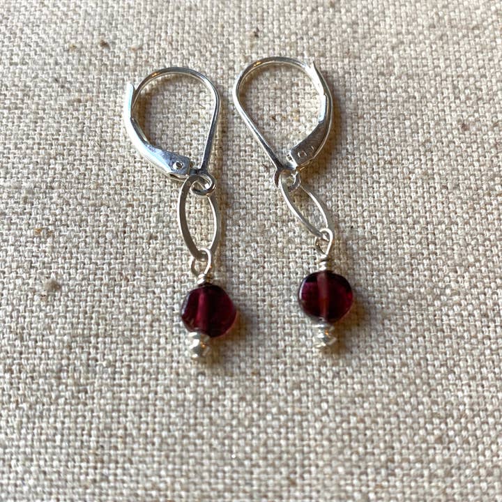 Winzige Granat-Ohrringe für den Großhandel von LA DE DA Jewelry