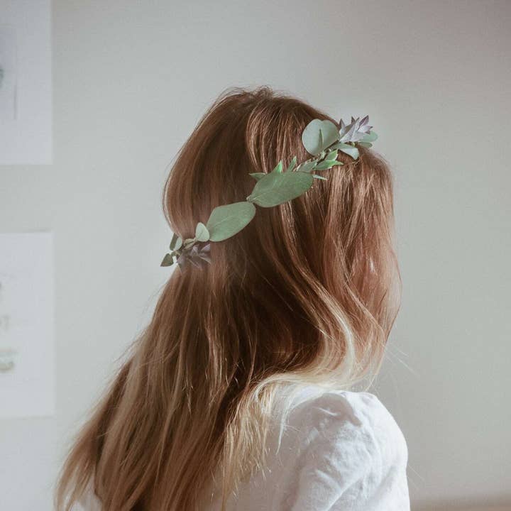 Hidden Botanics – wholesale Pannband - Dam – Boho Eucalptus blommakrona, grön blommakrona, grönska, eukalyptuskrona, silver dollar eukalyptus, bröllopskrona, bohoblommakrona