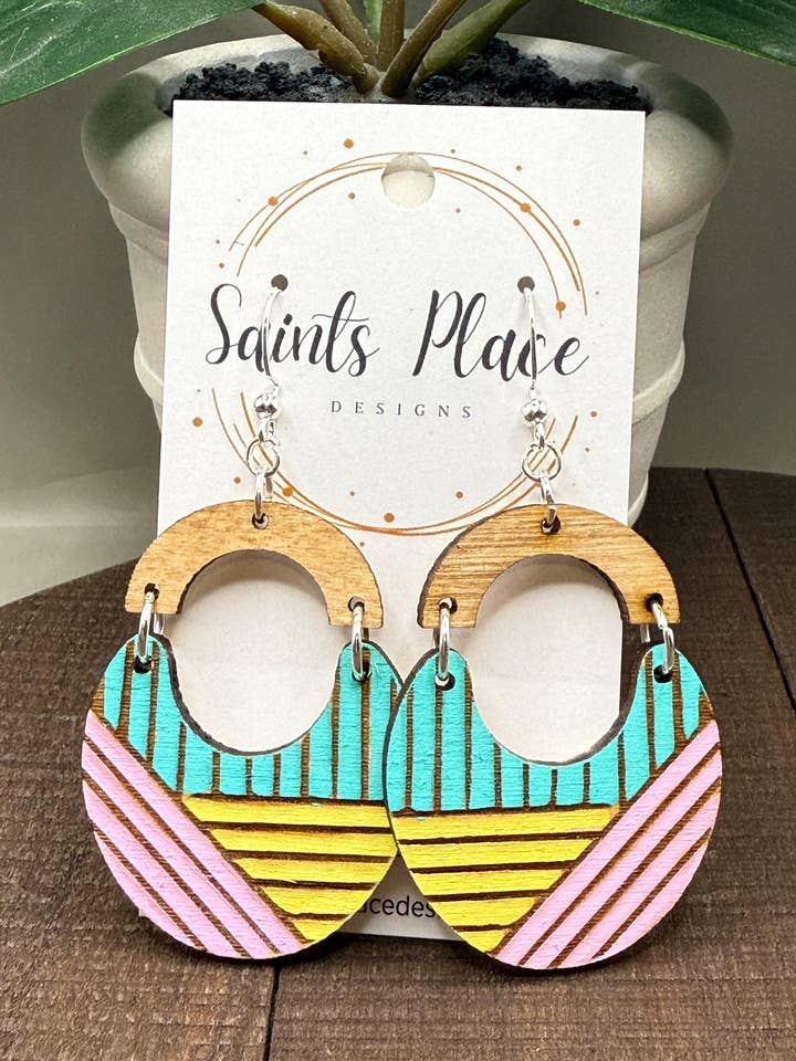 Pendientes llamativos de madera de abedul pintados a mano estilo retro de los años 80. para venta al por mayor de Saints Place Designs