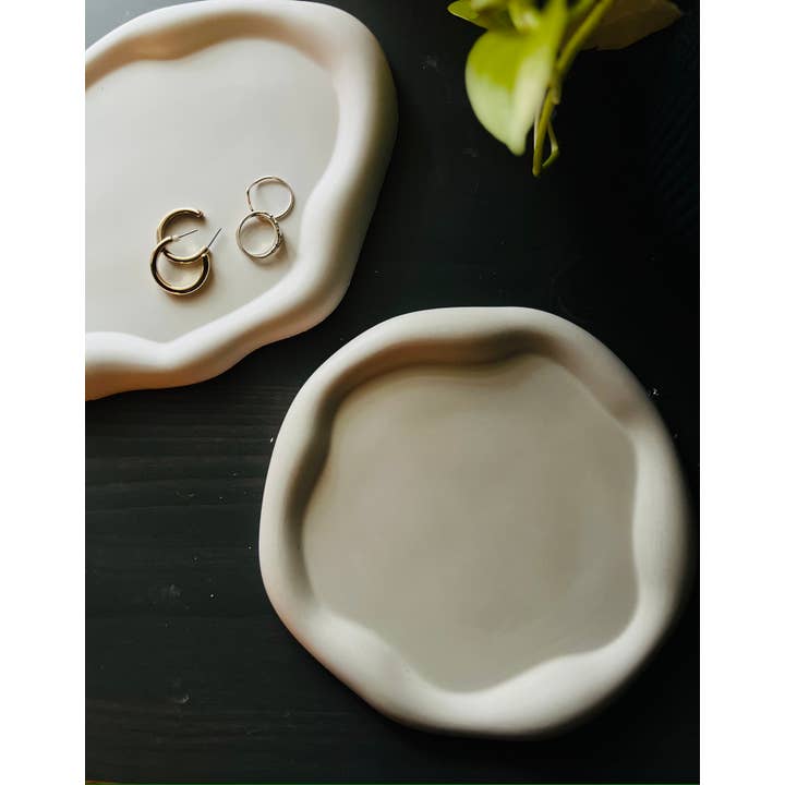 Petite Maison and Co. – wholesale Prydnadsbricka – Oregelbunden betongbricka