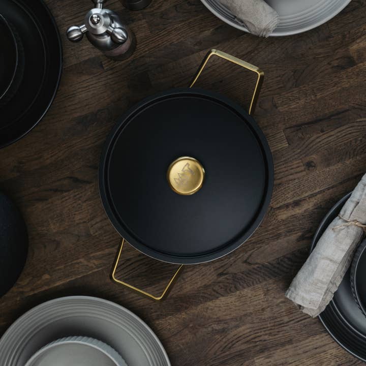 Vargen & Thor - Wholesale Cooking Pot - MANDUS 2 - 2.8L Matt black pot with brass details
2