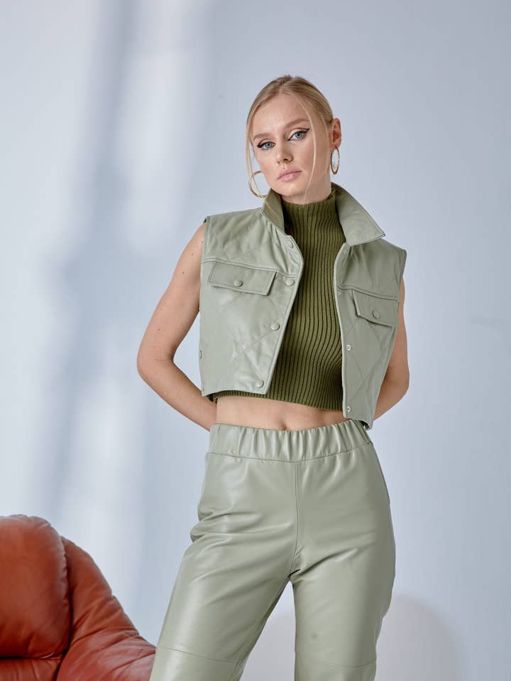 Gilet court matelassé en cuir – Vert Nil pour la vente par DUE2store