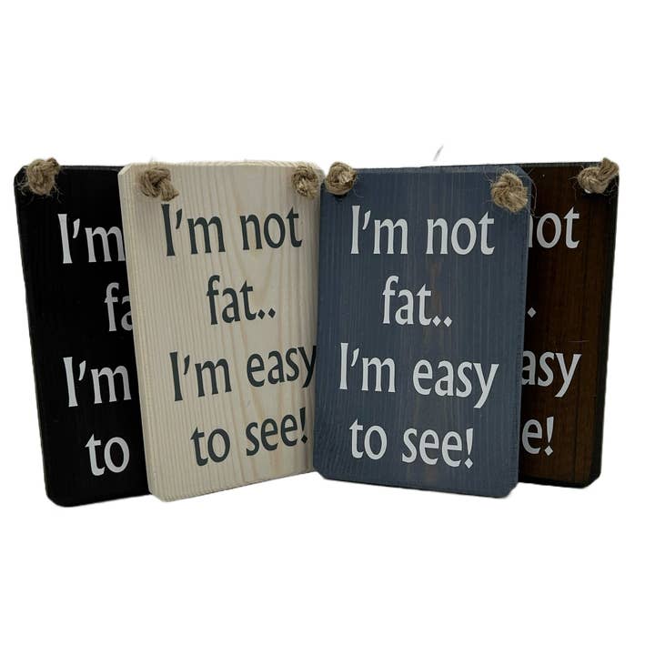 Je ne suis pas gros, je suis facile à voir ! panneau en bois suspendu fait main pour la vente par The Giggle Gift Company