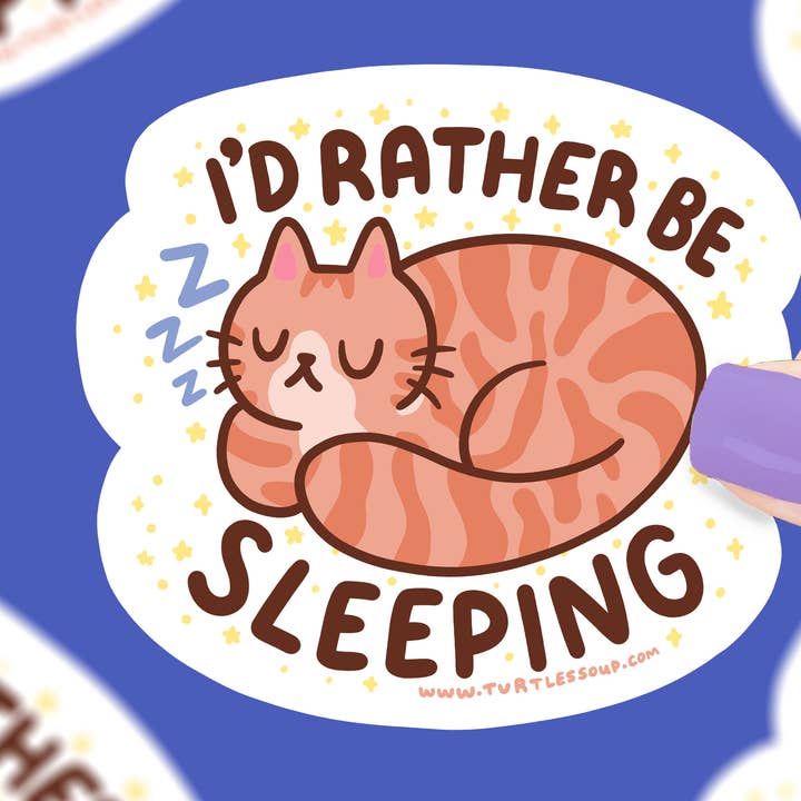 Adesivo in vinile «I'd Rather Be Sleeping Cozy Nap» per la vendita all'ingrosso da parte di Turtle's Soup