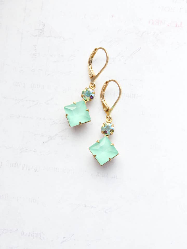 Boucles d'oreilles pendantes menthe | Bijoux en verre vintage | Petites boucles d'oreilles pour la vente par A Pocket of Posies