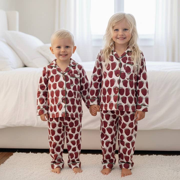 Ensemble de pyjama unisexe pour enfants à motif fraise de vacances pour la vente par Meerahi