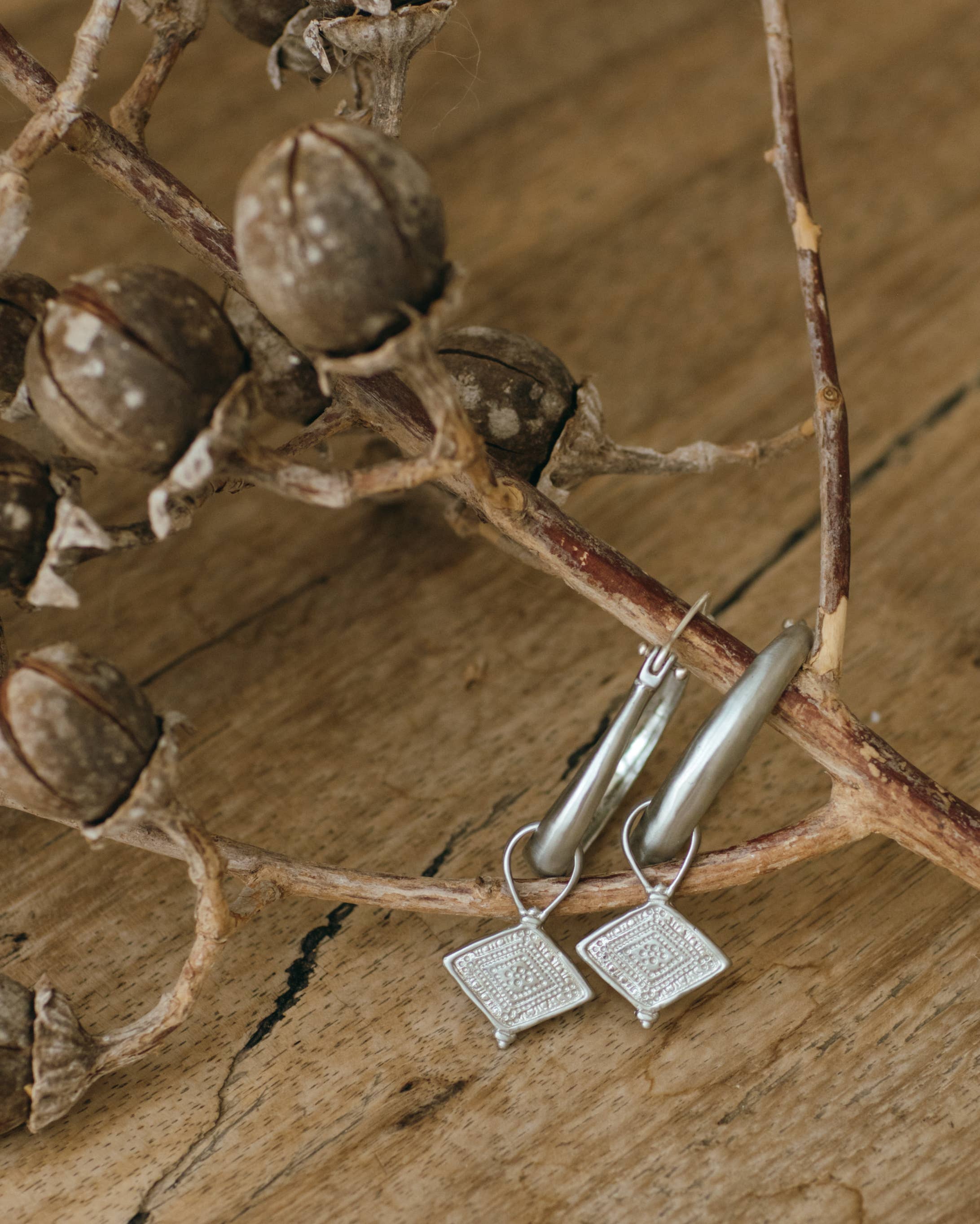 Nakila Collective – wholesale Hoop-örhängen – Kya hoops - vit mässing3