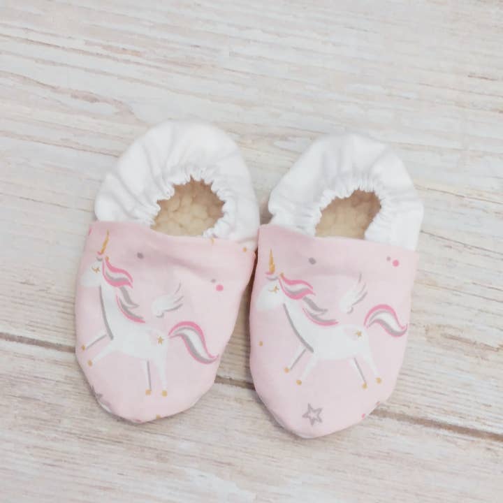 Chaussons bébé 0-6 mois - Licorne pour la vente par Camille et Anatole