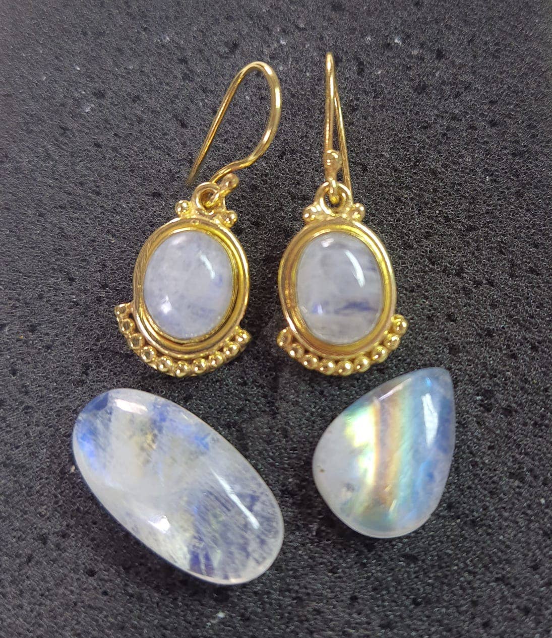 Aurobelle Ibiza - Venta al por mayor Pendientes colgantes - Pendientes de diseñador de joyería Ananda soul de piedra lunar Love2
