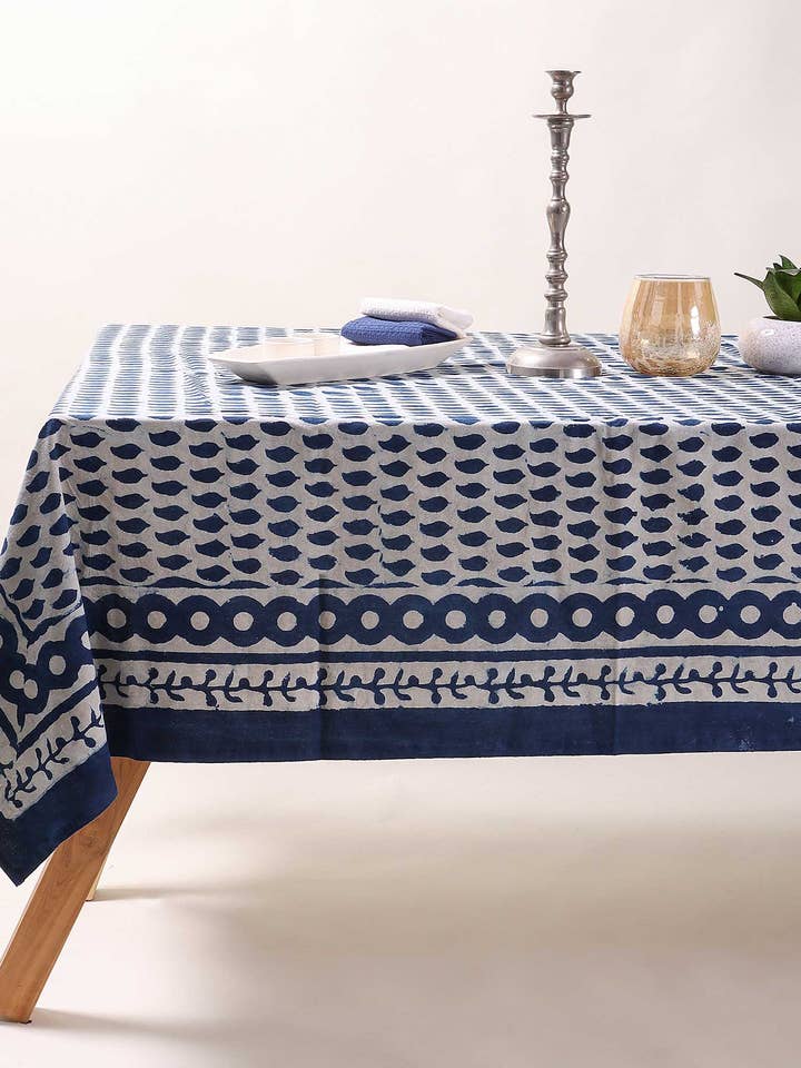 Tischdecke mit Blattdruck in Indigo-Blau - Küchen- und Esszimmerdekoration für den Großhandel von Artsy Home
